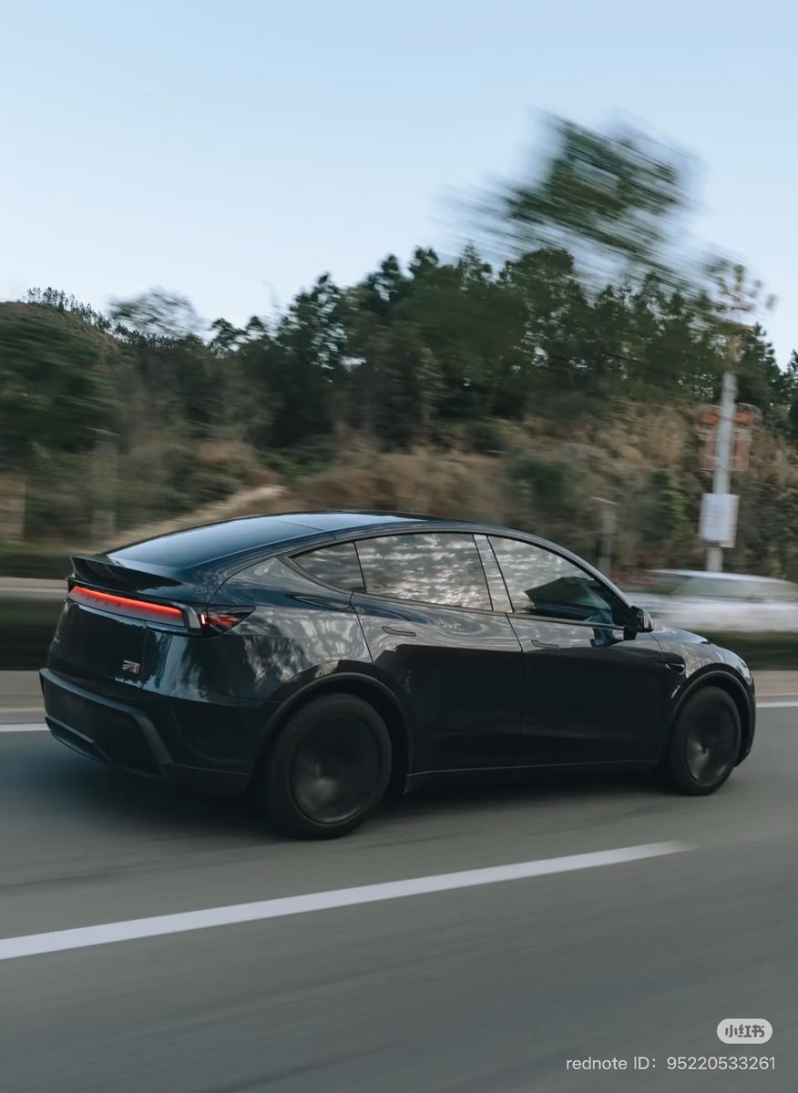 TeslaNewswire's tweet photo. The new Tesla Model Y looks stunning! https://t.co/kOWbjWXnpS