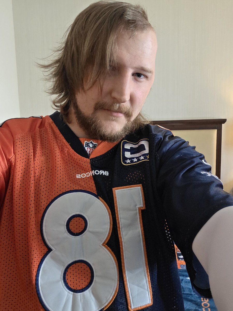 ShelbieTHarris's tweet photo. #Omaha! Day 18 is done. The @OmahaProd 1/2 & 1/2 #BroncosCountry Manning jersey works perfectly because it matches my "haircut." I'm also officially halfway through treatment! To it and through it baby!!
#NoSidelines
#ThumbsUp https://t.co/jqUQXLocBW