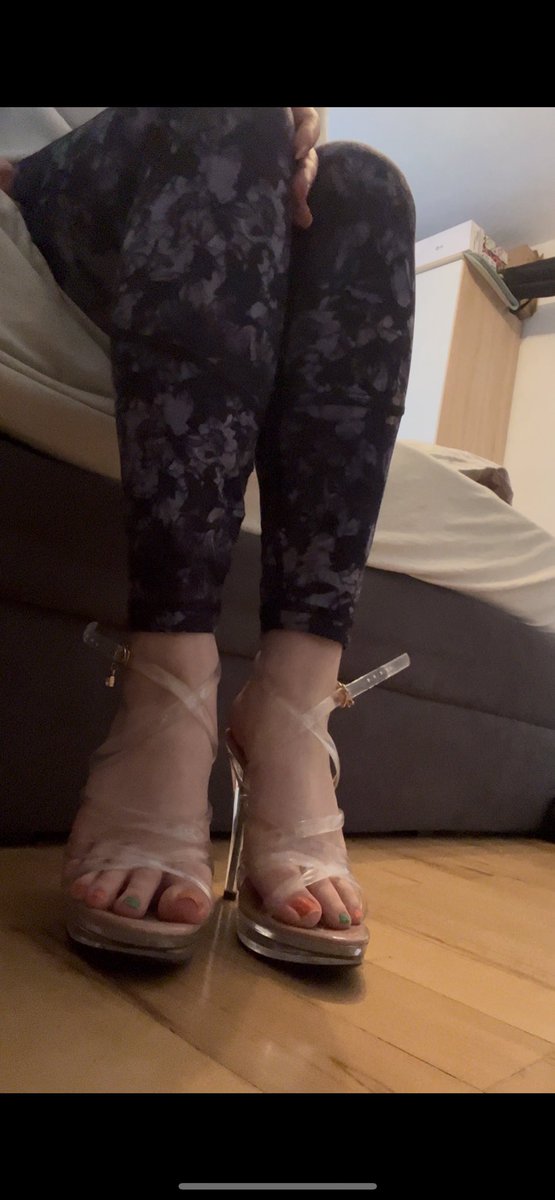 Fussfeti_camila's tweet photo. #highheels #heels #feet #feetworshi̇p #feetfetısh #feetqueen #soles #toes #onlyfans #of #feeterie #verkaufe https://t.co/ntpQNTCaOu