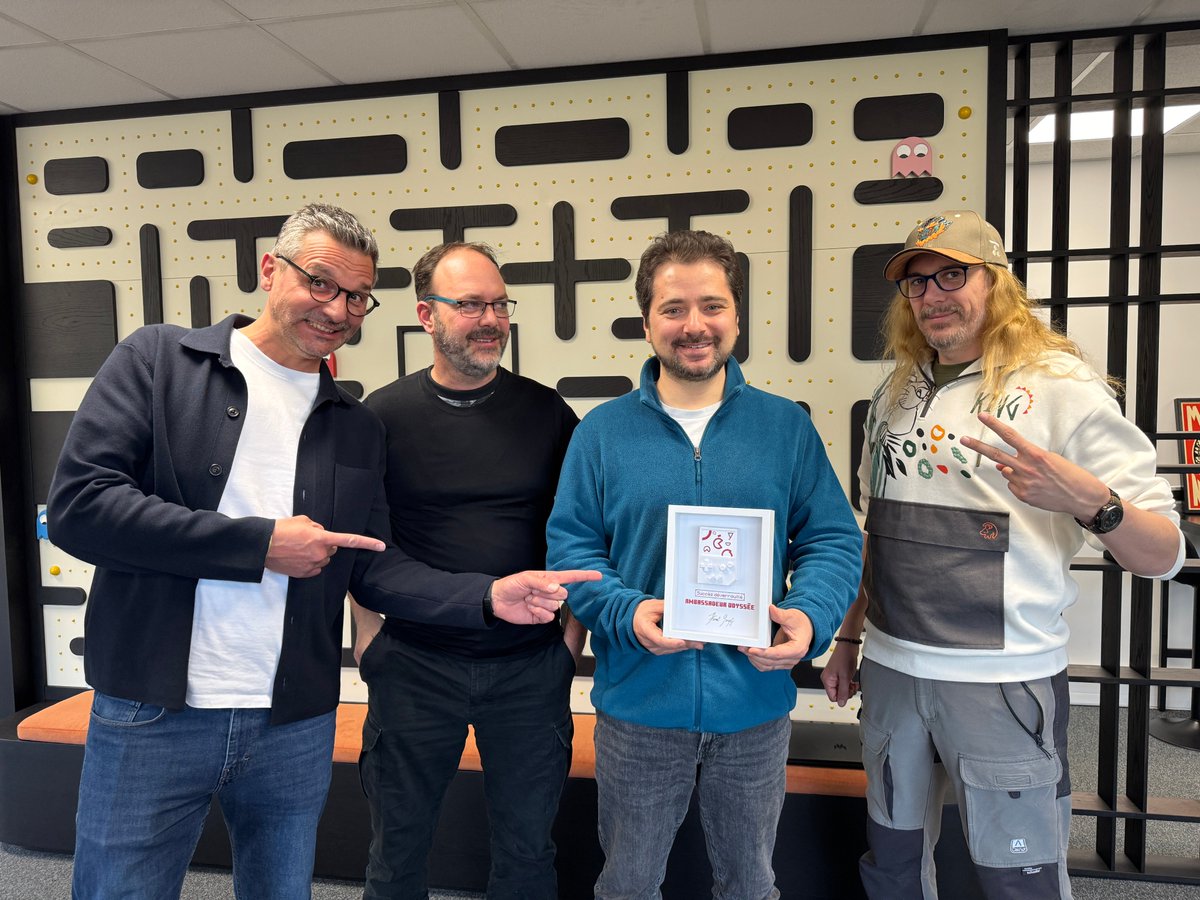 FlorentGorgesFR's tweet photo. Hier, je suis passé voir la charmante équipe de @Odyssee_gg et j'ai eu la surprise de recevoir le tout premier trophée #AmbassadeurOdyssée. C'est réalisé en papercraft par @theDTworkshop et c'est magnifique. Si j'avais su, j'aurais enfilé autre chose qu'une polaire (même pas Quechua. :) Merci @IciJapon