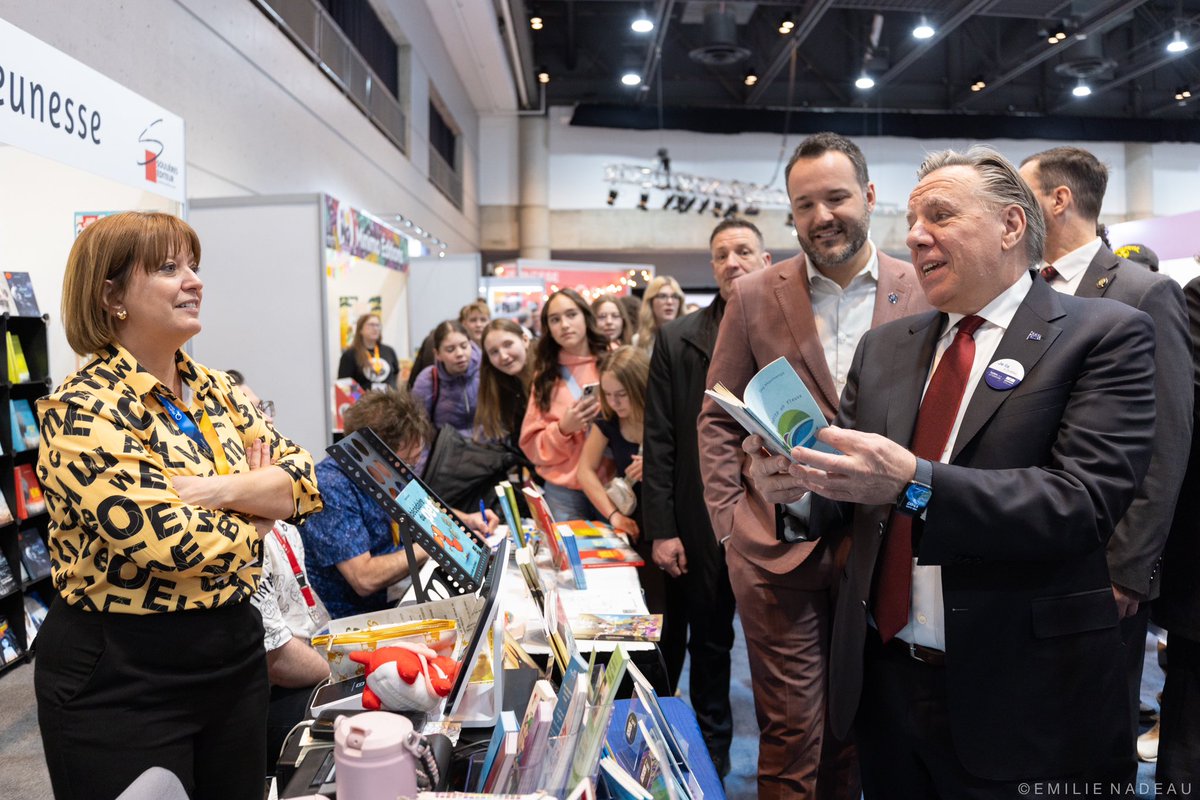 francoislegault's tweet photo. La lecture, c’est le plus beau cadeau qu’on peut se faire. 
 
Content d’avoir croisé plusieurs jeunes ce matin au Salon international du livre de Québec! C’est beau de les voir s’intéresser à la lecture! 📖 https://t.co/TEG883ylcR
