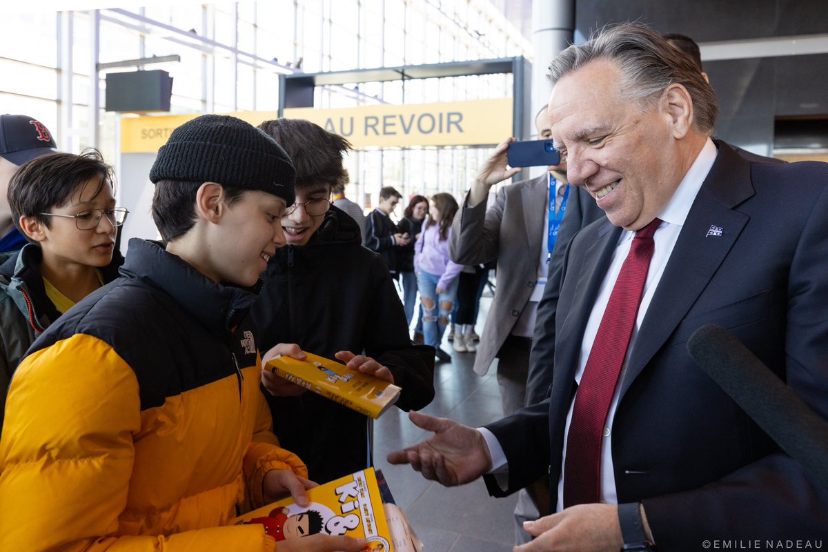 francoislegault's tweet photo. La lecture, c’est le plus beau cadeau qu’on peut se faire. 
 
Content d’avoir croisé plusieurs jeunes ce matin au Salon international du livre de Québec! C’est beau de les voir s’intéresser à la lecture! 📖 https://t.co/TEG883ylcR