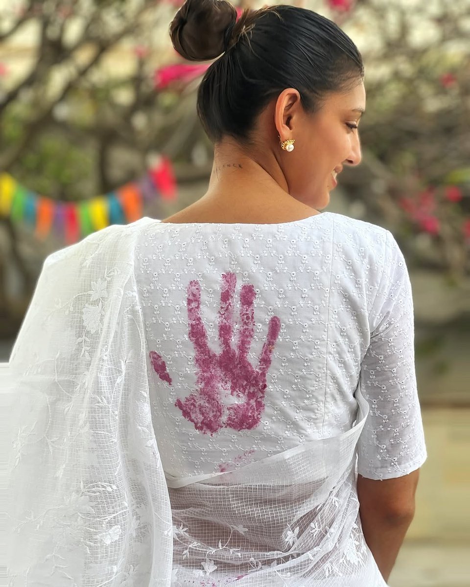 CelebritiesLib's tweet photo. This handprint Limited edition. One-of-a-kind. Heart-made.🤍

#Miheeka #MiheekaDaggubati https://t.co/MzjljDLWB2
