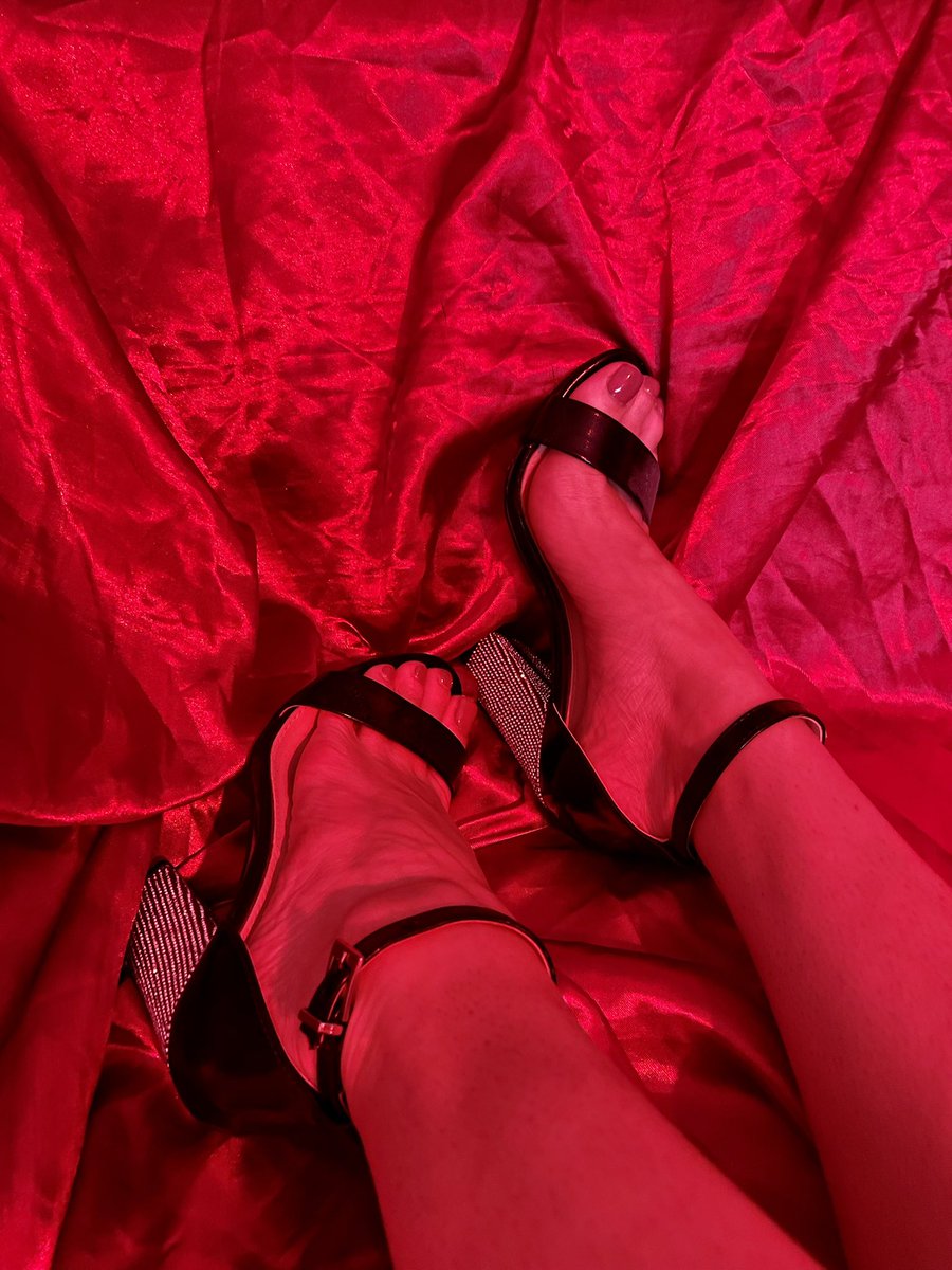 LadyShadowXx's tweet photo. I’m burning with excitement tonight 🔥
Who wants to get me wet ? 💦🥰

https://t.co/GtUJfhHDNg

Imagine seing me soak and felling my slick, oily body against yours.🔥😘

#onlyfans #feet #NSFW https://t.co/REjU3FEgzU