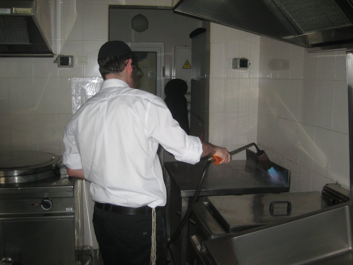 Kitchen kashering in Zaporizhia, Ukraine. 

Pesach 2014.