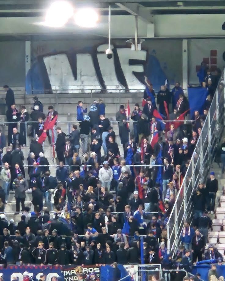 Vålerenga røkka opp, men Klanen ble værende i Obos. Mens flere av dem heiet laget frem til tap på Fredrikstad Stadion, stod noen med ryggen til og laget 1. divisjons-graffiti.
