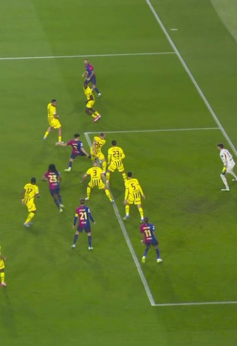 HitmarOtzfeld's tweet photo. Komische Abseitslinie…#BarcaBVB https://t.co/kGlLHt25BW