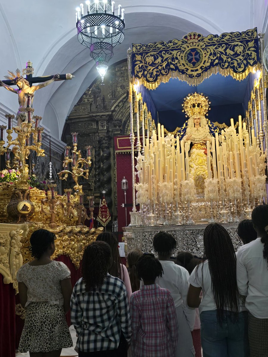 Hoy nuestra capilla se llenó de alegría con la visita de unas pequeñas muy especiales. Con fe y ternura, rezaron ante nuestros Sagrados Titulares, tocando el alma de todos. ¡Qué bendición ver a las nuevas generaciones caminar con amor hacia el Señor!