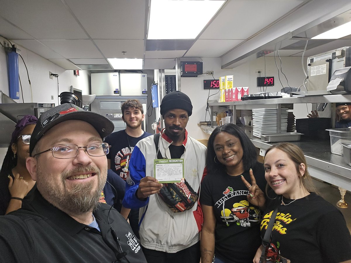 SimmonsChili's tweet image. Cheers to Zay for volunteering to do the NC this morning when ours was not here today! He really stepped up and did an amazing Job getting the restaurant clean for the guest! #CHR #CHILISLOVE #CULTUREMATTERS
