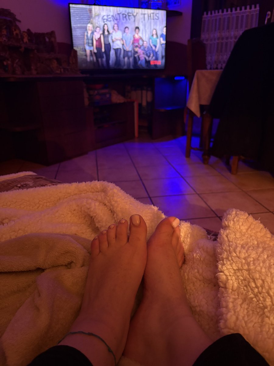 deaachanel's tweet photo. Questi sono i miei piedini tutti da adorare mentre io guardo netflix 🤑@Guglielmo_rt @rtandlike_ @rt_feet @rt_feet #findomita #moneymistress #bdsm #feet #findom #feetworshi̇p https://t.co/OvotNL0QzH