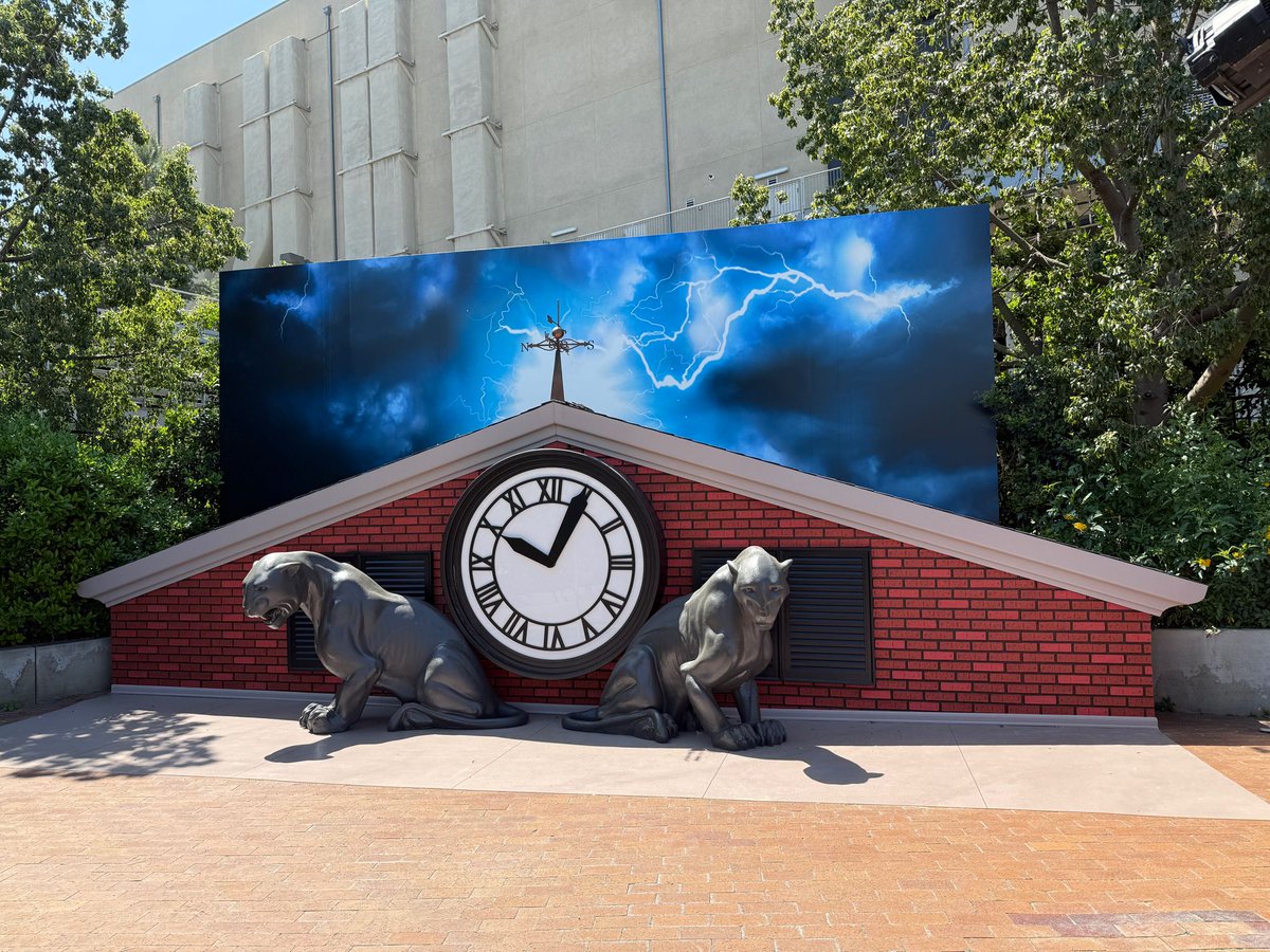 insideuniversal's tweet photo. Back to the Future photo op set up at the Studio Tour exit. @UniStudios https://t.co/AYM8q2qNVm