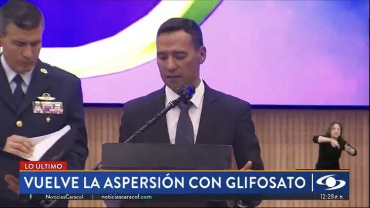 HassNassar's tweet image. Amigo bodeguero del cambio repitan en coro: “Es una gran noticia que vuelva el glifosato, es más amamos ancestralmente el glifosato”. 

Ánimo mequetrefes, muevan ese teclado con determinación.

A este paso pronto defenderán el Fracking.