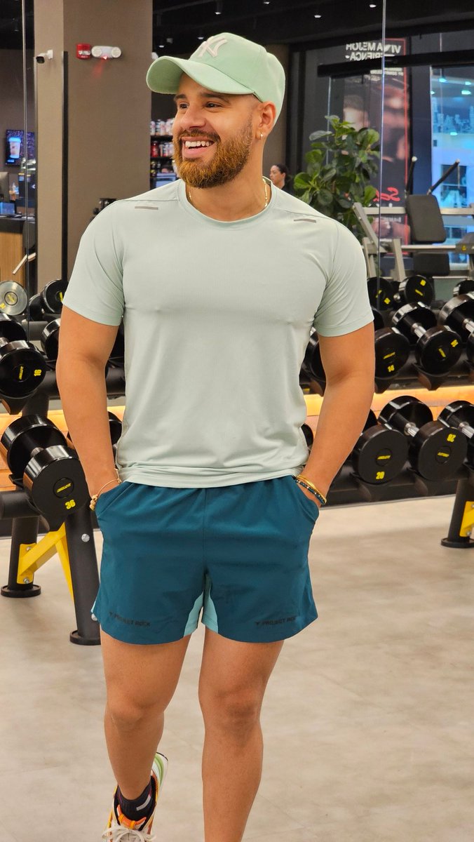 Hoy es un nuevo día lleno de oportunidades. Recuerda que cada pequeño paso que tomas te acerca a tus metas. Mantén una actitud positiva y cree en ti mismo; ¡lo mejor está por venir!