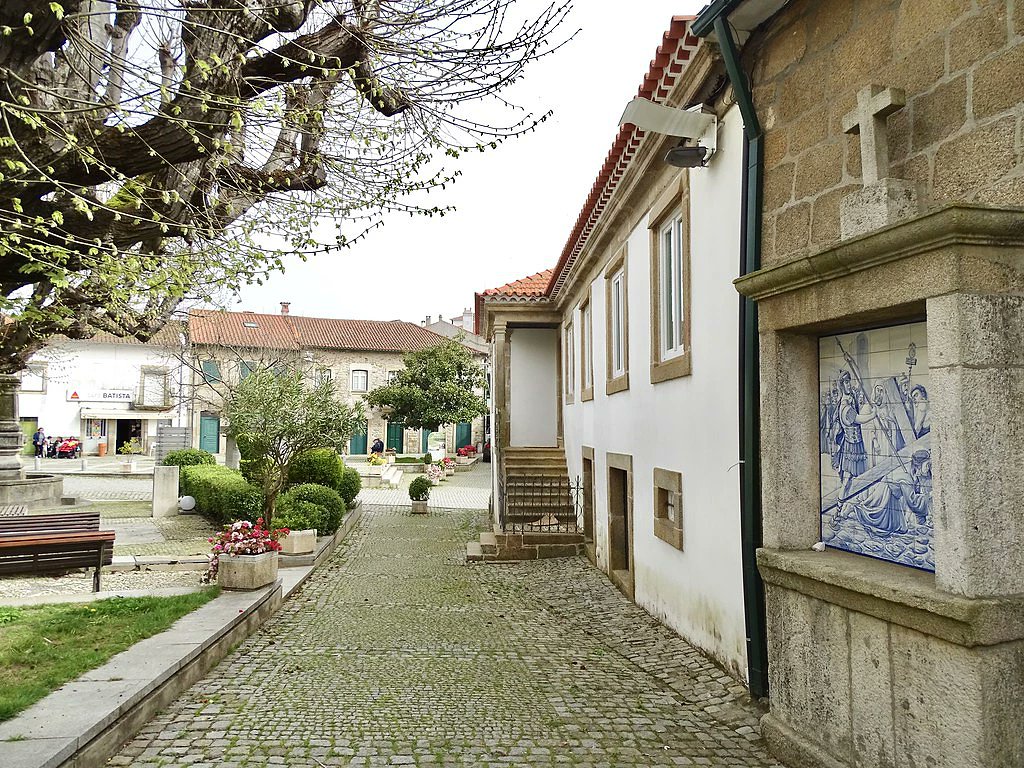 alentejo_1970's tweet photo. A encantadora aldeia de #Alcaide pode ser pequena em tamanho mas é enorme em beleza. É uma das mais antigas aldeias da Serra da Gardunha e do Concelho do Fundão. O seu clima, com invernos frios e muita humidade, favorece o crescimento de cogumelos pelos quais é tão conhecida. https://t.co/5ddv4CmVxL
