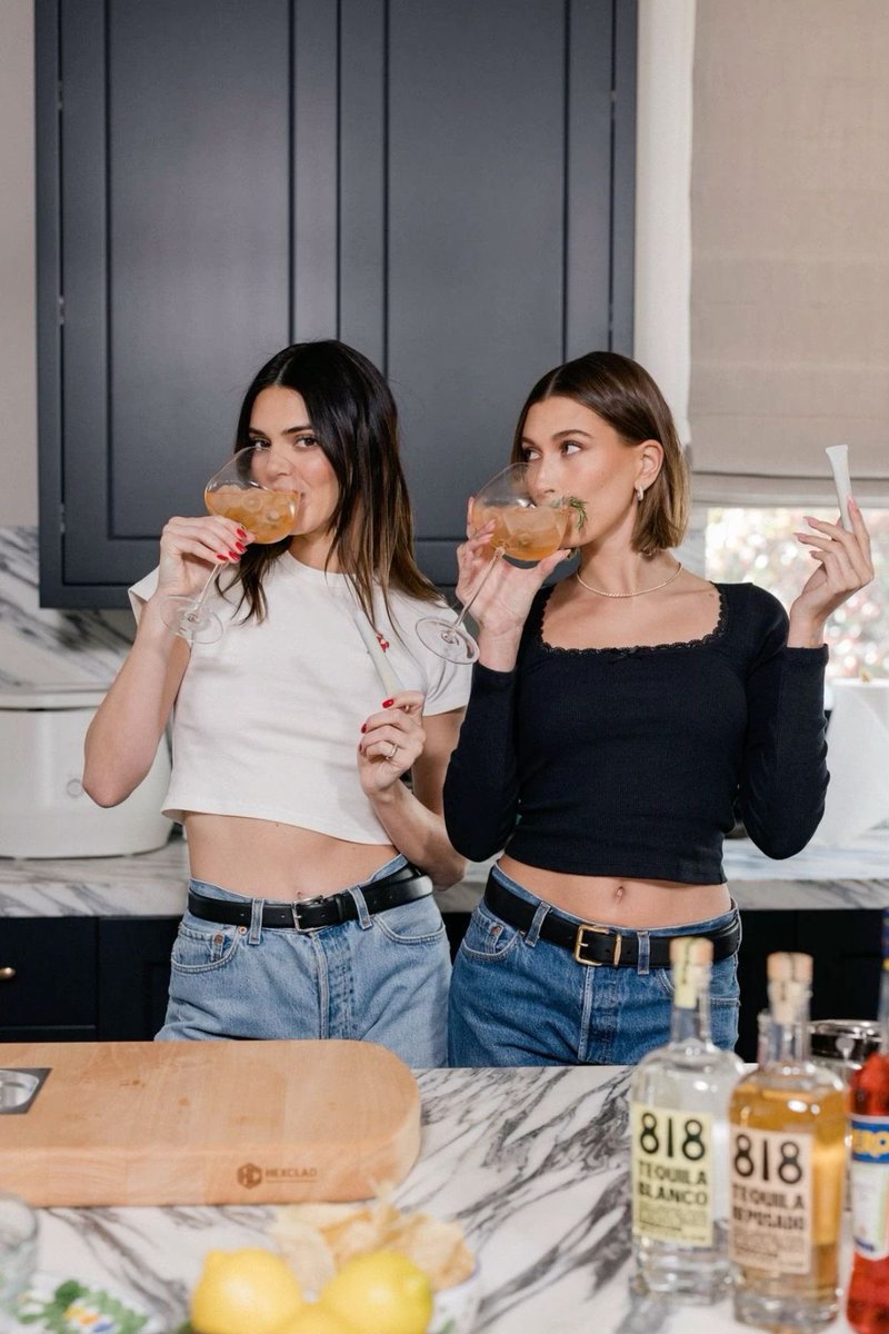 elordior's tweet photo. kendall jenner and hailey bieber being the best duo ever https://t.co/HGQt8aAPiC