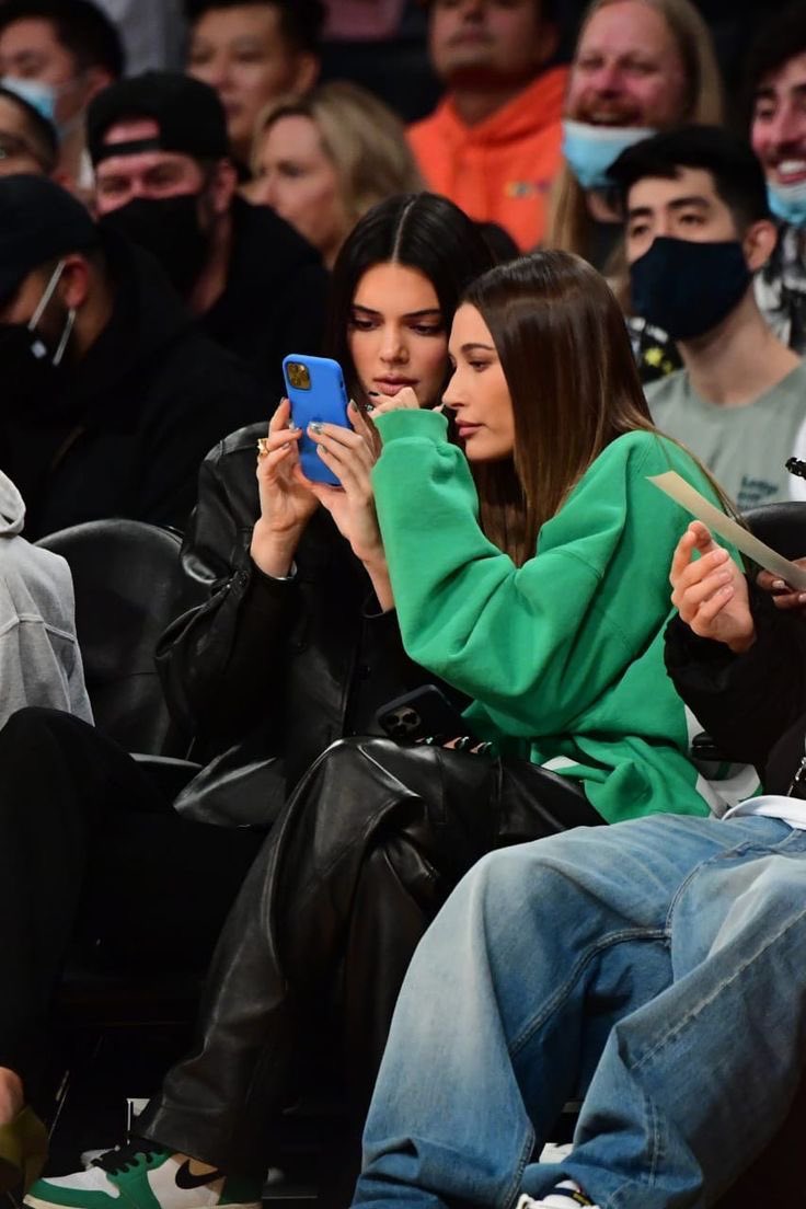 elordior's tweet photo. kendall jenner and hailey bieber being the best duo ever https://t.co/HGQt8aAPiC