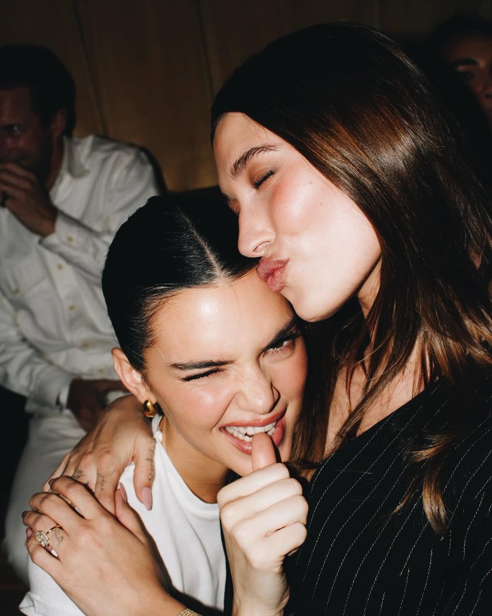elordior's tweet photo. kendall jenner and hailey bieber being the best duo ever https://t.co/HGQt8aAPiC