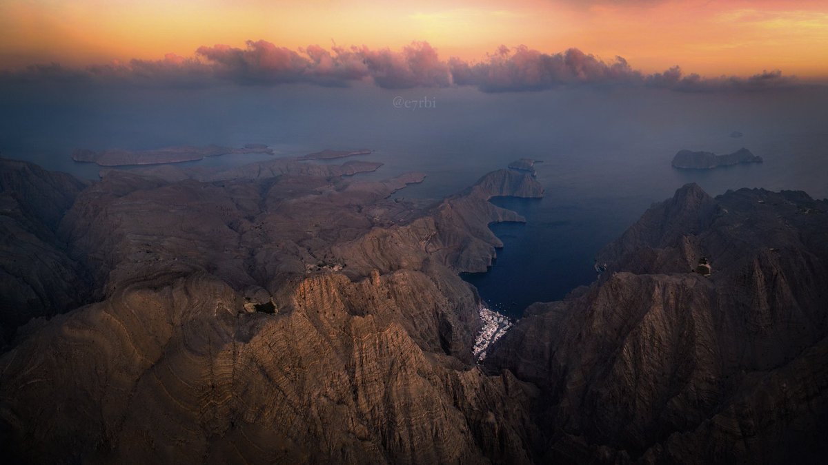 7a3rBi's tweet photo. مشهد بانورامي آسر للحظات الشروق الذهبي من جوهرة المضيق قرية #كمزار وإطلال�� على #مضيق_هرمز أتمنى أن ينال إعجابكم 🌹

A captivating panoramic view of the golden sunrise moments from the village of #Kumzar, overlooking the #Strait_of_Hormuz. I hope you like it
#مسندم #Musandam https://t.co/8qh53Pag1n