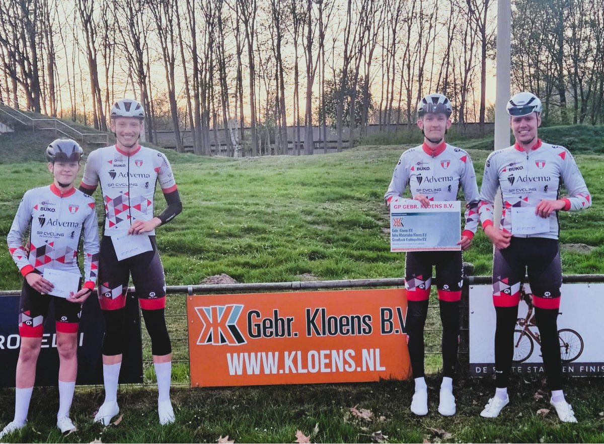 De tweede wedstrijd van de woensdagavondcompetitie staat in het teken van de Grote Prijs Gebr. Kloens bv

Uitslag bij de A categorie:
1. Mickey Schuller
2. Tim Angenent
3. Rick van der Poel

Uitlag bij de Nieuwelingen:
1. Lennart Nelisse
2. Thomas Nieuwenhuyzen
3. Siebe Zwemmer