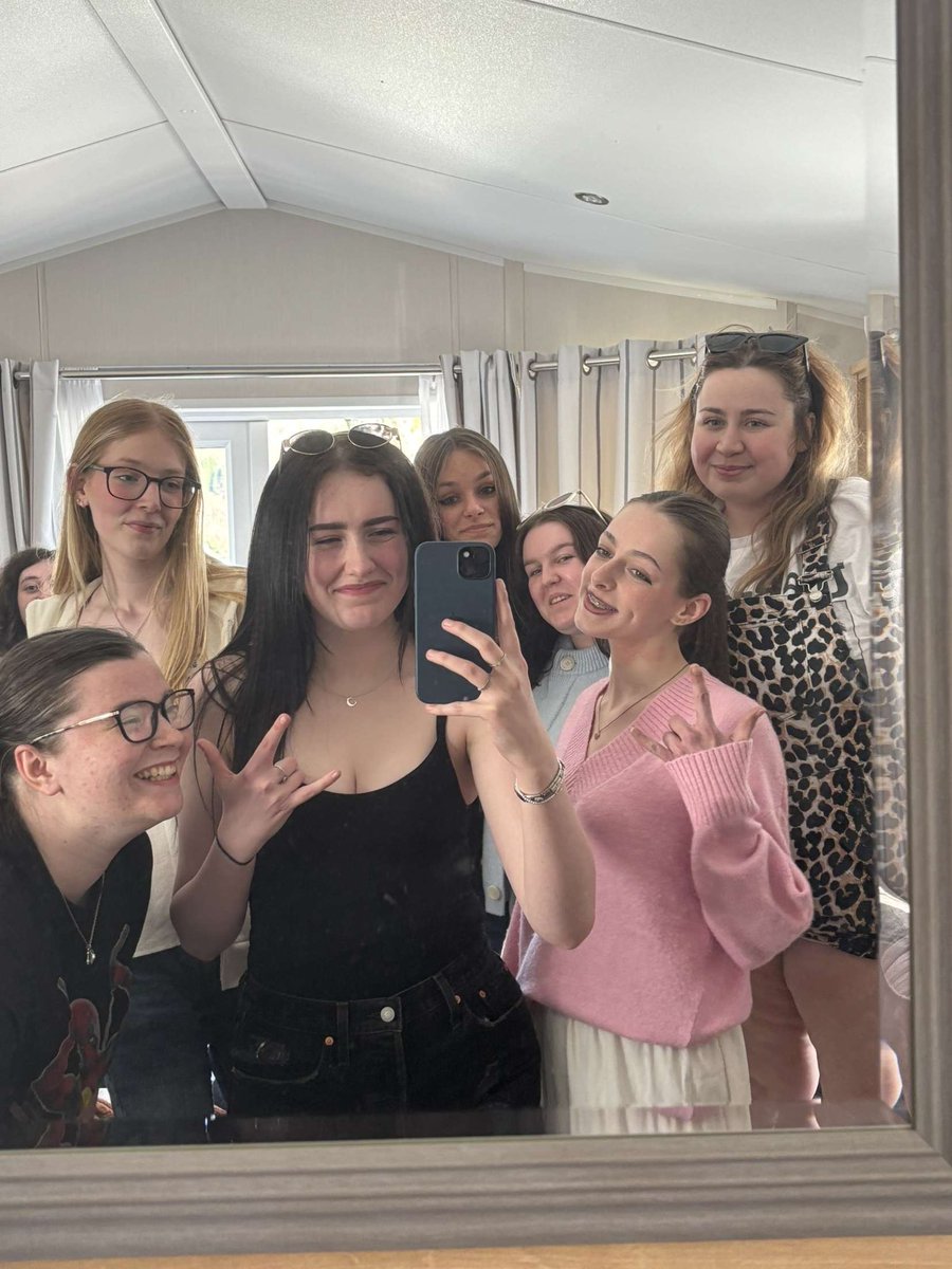AlexMarieMcd's tweet photo. love my friends https://t.co/HLUhfdR9mT