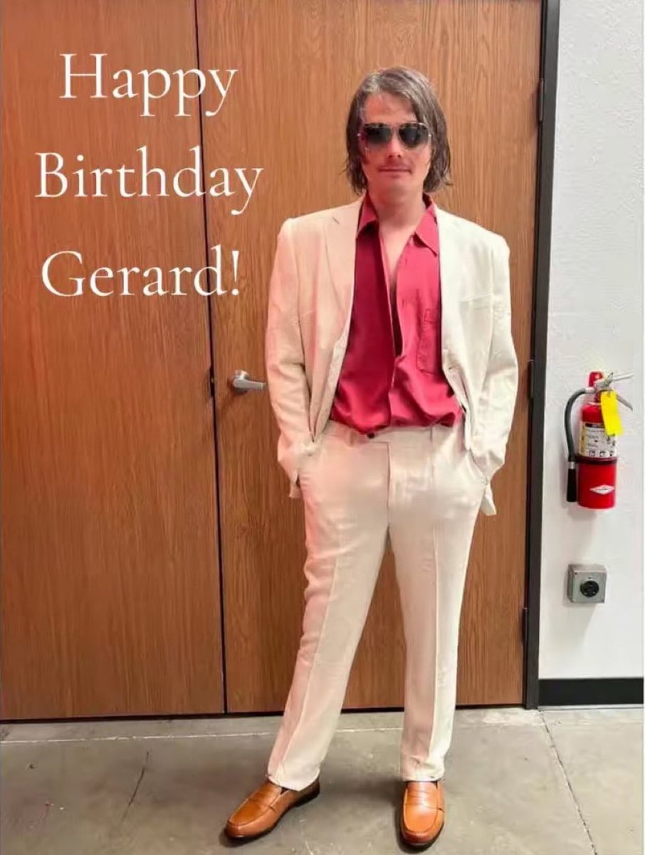 my mind can’t even fathom that this might be a new photo of gerard bc THE OUTFIT??? get him back in his camo jacket and overpriced sweatshirt with 1000 holes this feels wrong