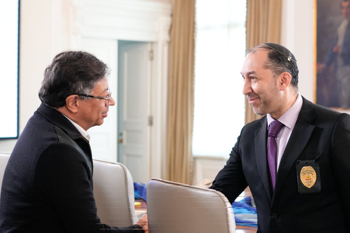 elcolombiano's tweet photo. Y la joya de la corona: Richard Gamboa Ben-Eleazar, actual jefe de Asuntos Religiosos, ha sido cuestionado por presentarse como rabino con un certificado dudoso y por hacer declaraciones ofensivas hacia la comunidad judía, además de declarar abiertamente su apoyo a Palestina.⬇️ https://t.co/RmhXUcBWV0