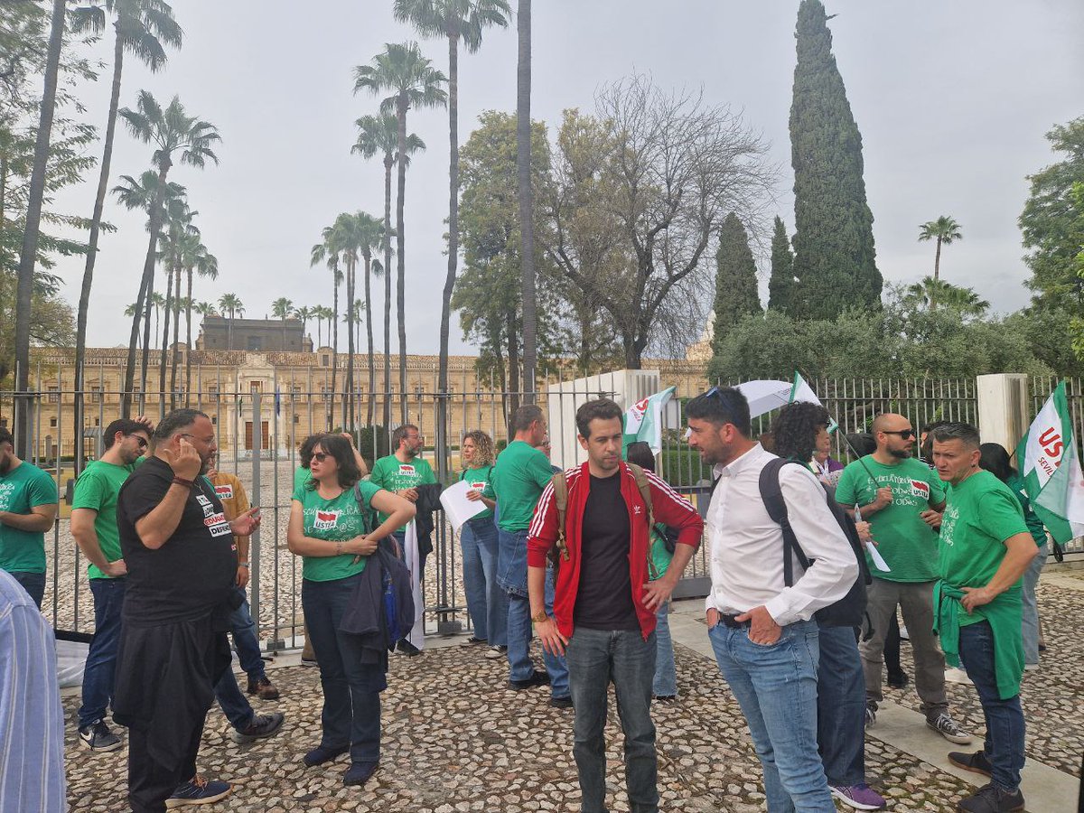 Esta tarde en la concentración convocada ante el Parlamento de Andalucía en defensa de la educación pública.

La comunidad educativa exige más recursos y plantillas para una atención real a la diversidad.

💚💚💚