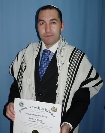 elcolombiano's tweet photo. Y la joya de la corona: Richard Gamboa Ben-Eleazar, actual jefe de Asuntos Religiosos, ha sido cuestionado por presentarse como rabino con un certificado dudoso y por hacer declaraciones ofensivas hacia la comunidad judía, además de declarar abiertamente su apoyo a Palestina.⬇️ https://t.co/RmhXUcBWV0