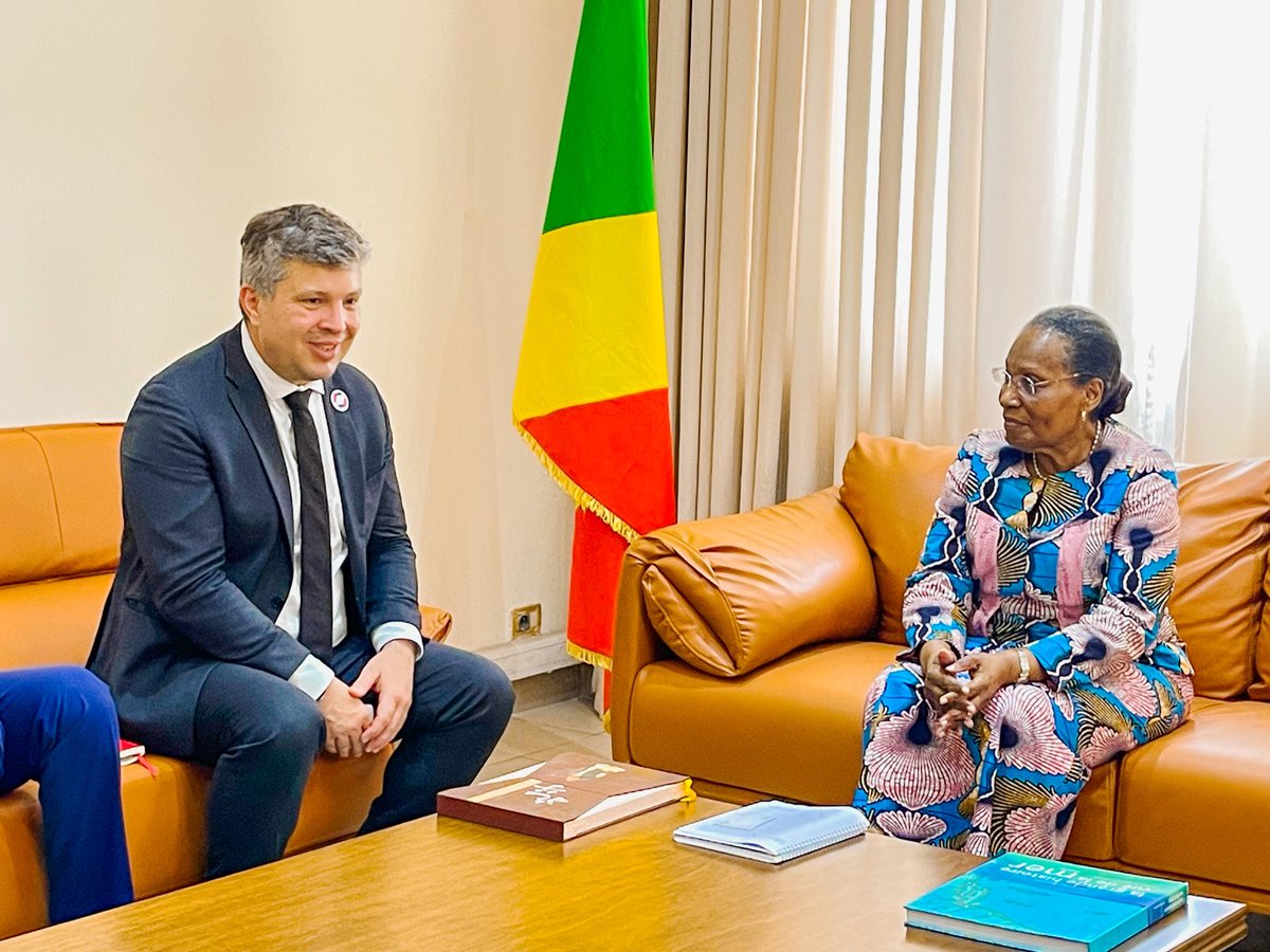 CESECongo's tweet photo. 🇨🇬🇫🇷 Rencontre entre le CESE et France Volontaires : pour un volontariat plus inclusif et réciproque

Ce 09 avril 2025, le Conseil Économique, Social et Environnemental (CESE) a reçu M. Thomas COSSE, Directeur du réseau et des programmes de volontariat, et M. Mamadou Ndour CAMARA, Représentant national de l’Espace Volontariats du Congo & RD Congo – France Volontaires.

Au cours de cette audience, France Volontaires a présenté son rôle en tant que groupement d’intérêt public œuvrant à la promotion et au développement du volontariat international d’échange et de solidarité (VIES), dans le cadre de partenariats entre acteurs français et congolais. 

France Volontaires a salué la volonté politique du Président de la République du Congo de faire du volontariat un axe structurant pour l’insertion des jeunes, notamment depuis l’adoption de la loi sur le volontariat en 2021.

La présidence du CESE, Mme Émilienne Raoul a, de son côté, rappelé les missions CESE, qui consistent notamment à conseiller les pouvoirs publics sur les questions économiques, sociales et environnementales, à formuler des avis, à encourager la participation citoyenne et à accompagner les initiatives de développement durable.

Une piste de réflexion a été proposée : organiser prochainement une rencontre avec les jeunes volontaires actuellement engagés au Congo, pour écouter leurs parcours et valoriser leur engagement sur le terrain.