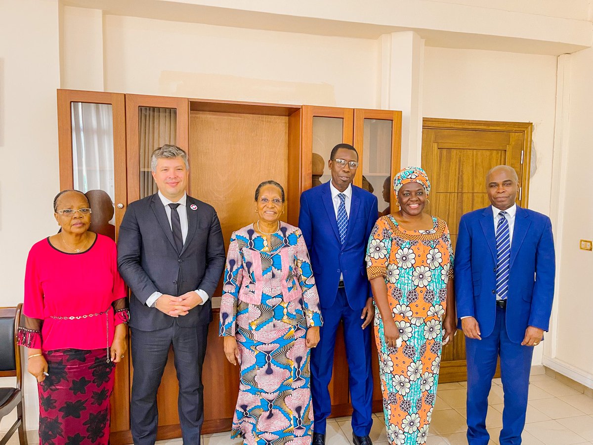 CESECongo's tweet photo. 🇨🇬🇫🇷 Rencontre entre le CESE et France Volontaires : pour un volontariat plus inclusif et réciproque

Ce 09 avril 2025, le Conseil Économique, Social et Environnemental (CESE) a reçu M. Thomas COSSE, Directeur du réseau et des programmes de volontariat, et M. Mamadou Ndour CAMARA, Représentant national de l’Espace Volontariats du Congo & RD Congo – France Volontaires.

Au cours de cette audience, France Volontaires a présenté son rôle en tant que groupement d’intérêt public œuvrant à la promotion et au développement du volontariat international d’échange et de solidarité (VIES), dans le cadre de partenariats entre acteurs français et congolais. 

France Volontaires a salué la volonté politique du Président de la République du Congo de faire du volontariat un axe structurant pour l’insertion des jeunes, notamment depuis l’adoption de la loi sur le volontariat en 2021.

La présidence du CESE, Mme Émilienne Raoul a, de son côté, rappelé les missions CESE, qui consistent notamment à conseiller les pouvoirs publics sur les questions économiques, sociales et environnementales, à formuler des avis, à encourager la participation citoyenne et à accompagner les initiatives de développement durable.

Une piste de réflexion a été proposée : organiser prochainement une rencontre avec les jeunes volontaires actuellement engagés au Congo, pour écouter leurs parcours et valoriser leur engagement sur le terrain.