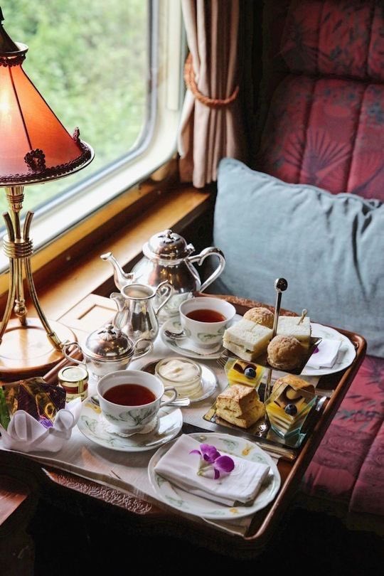 ninaslostnfound's tweet photo. Afternoon tea on a train ๐ #LetsMeetHere https://t.co/Fni0rlqfmA