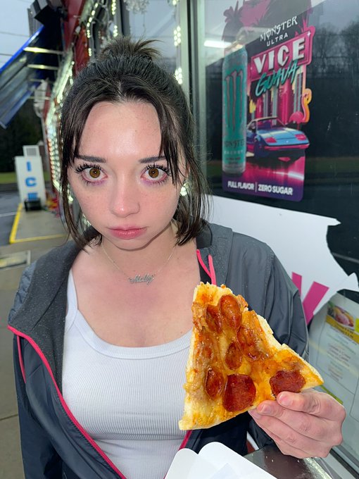 Watch Molly Moon 🌙's leaked NSFW photo on TwXstars