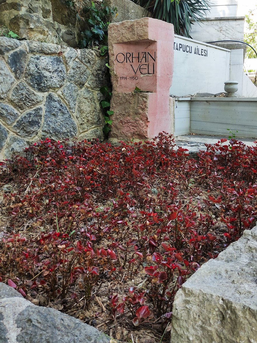 Size bugün başka bir Mahir Polat hikâyesi anlatayım. Aşiyan Mezarlığı, benim en sevdiğim yerlerden biri. Öteden beri sık sık giderim. Orhan Veli'nin mezarı da burada. Fakat mezar birkaç sene öncesine kadar bu halde değildi. AKP'li bir belediye "düzenlemek" için mezara el attı.