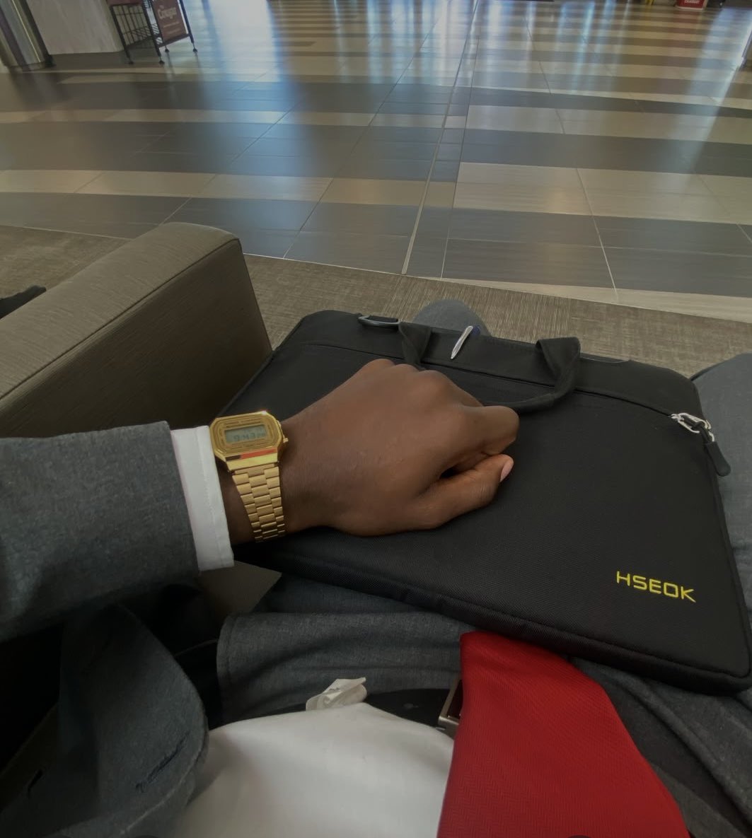 justo2p's tweet photo. Grey suit &amp; red tie combo lowkey underrated😓. https://t.co/hV9JXINAQx