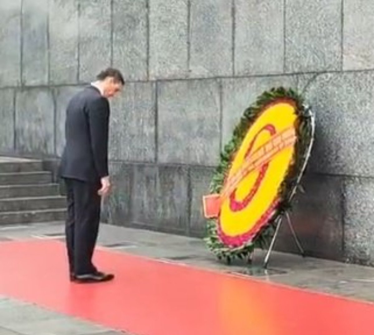 ROSAMARI_5's tweet photo. La imagen de la vergüenza 
@sanchezcastejon DIMISIÓN https://t.co/8WbsY9YHaB