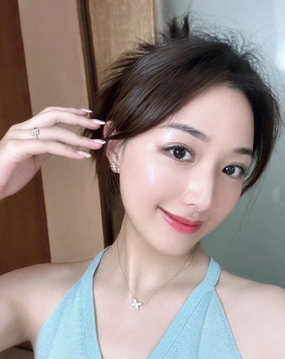 在单位是端庄温婉的优雅老师，回到家就化身性感诱人的风韵少妇… 有想看脱光的照片吗，私信告诉我有多少人想看🫣 https://t.co/iQ0TjZJRun