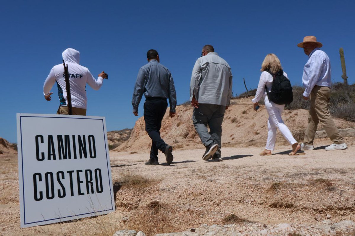 El Gobernador de #BCS <a href="/VictorCastroCos/">Víctor Castro</a> acudió hoy en San José del Cabo a encabezar la apertura del Camino Costero a Cabo Pulmo como lo anunció previamente. Acompañado de ciudadanos y defensores de la privatización del camino histórico, con maquinaria se abrió el acceso.