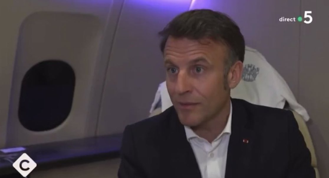 🚨Emmanuel Macron s’est exprimé depuis son avion… et un maillot des 125 ans de l’OM derrière lui !! 🤣💙🤍