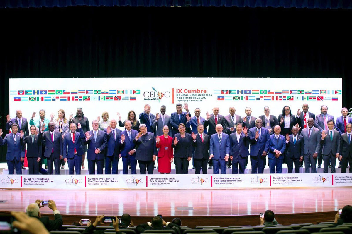Un evento trascendental que marcará un paso importante en la integración de América Latina y el Caribe. 

Las Jefas y Jefes de Estado de la #CELAC retratan la historia con la foto familiar.