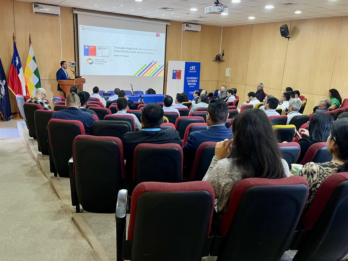 MinEnergia's tweet photo. Realizamos una nueva Jornada Regional de Generación Distribuida para Autoconsumo. ⚡️

En esta instancia desarrollada en #Iquique subsecretario de Luis Felipe Ramos y la seremi de Energía Séfora Sidgman entregaron un reconocimiento a un caso de éxito del programa #CasaSolar. https://t.co/7GVJIKjRu9