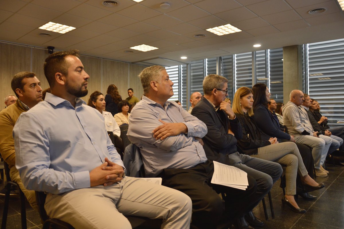 EnergiaRN's tweet photo. IMPULSO A LOS PARQUES INDUSTRIALES DEL ALTO VALLE📣

✍️Hoy se realizó un encuentro que tuvo como eje la aplicación del nuevo régimen de promoción productiva, que busca readecuar los parques de cara a los nuevos proyectos energéticos.

🤳+Info: https://t.co/HAme5adZUo. https://t.co/XsL3B96vVx