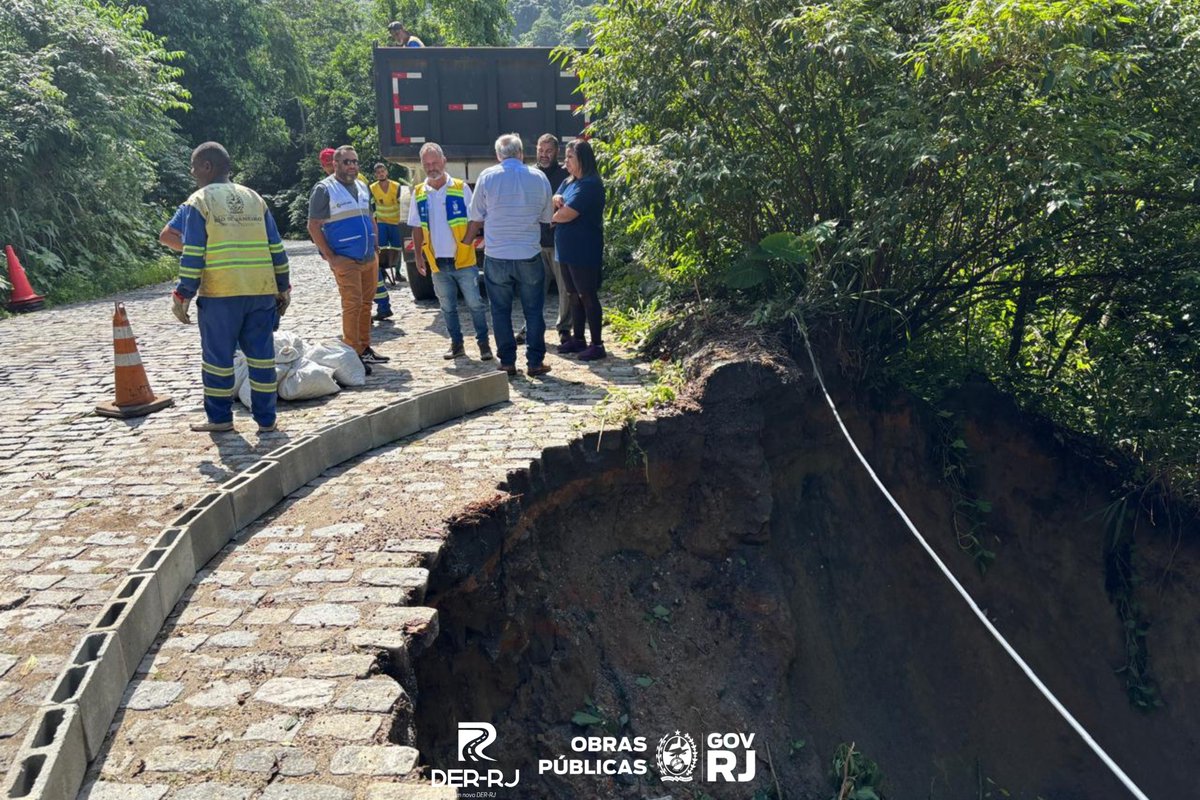 ⚠️Atenção, motoristas!

A RJ-107 (Serra Velha da Estrela) segue com o trânsito em meia pista. A via está devidamente sinalizada e equipes do DER-RJ fizeram uma proteção onde houve a erosão.

Um projeto para obra emergencial de contenção já está em andamento.