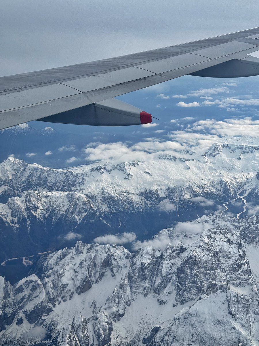 roamwithrakhee's tweet photo. Incredible views on today’s flight from @HeathrowAirport with @British_Airways 🤍⛰️ #wingviewwednesday #flyba #mountains https://t.co/WGnfR6ibnj