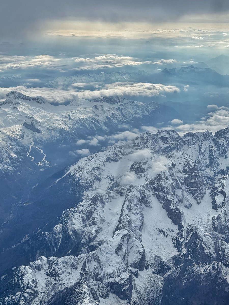 roamwithrakhee's tweet photo. Incredible views on today’s flight from @HeathrowAirport with @British_Airways 🤍⛰️ #wingviewwednesday #flyba #mountains https://t.co/WGnfR6ibnj