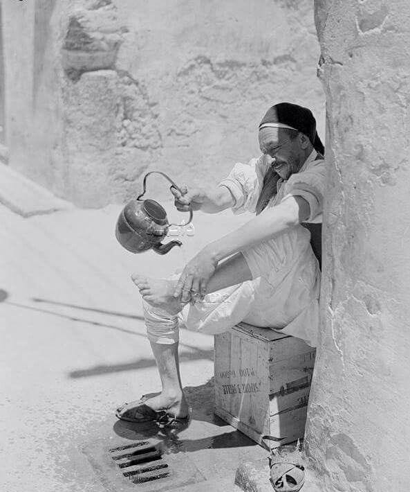 آبتوضا واتقبّل
 واصلّي

مادام ماصليت ماني
 بمرتاح

مايقبل التقصير عمرٍ 
مولّي

ما باقيٍ له بالدهر كثر
 ماراح