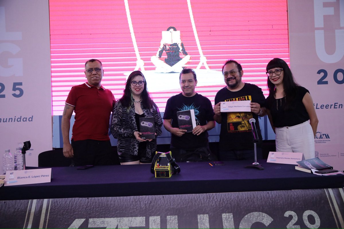 📚 En la #FILUG2025 realizamos un viaje entre el cine y los videojuegos. Desde los horrores del splatter hasta los mundos postapocalípticos de franquicias icónicas están plasmados en el libro Videojuegos y cinematografía, que nos lleva por un análisis de esta relación simbiótica