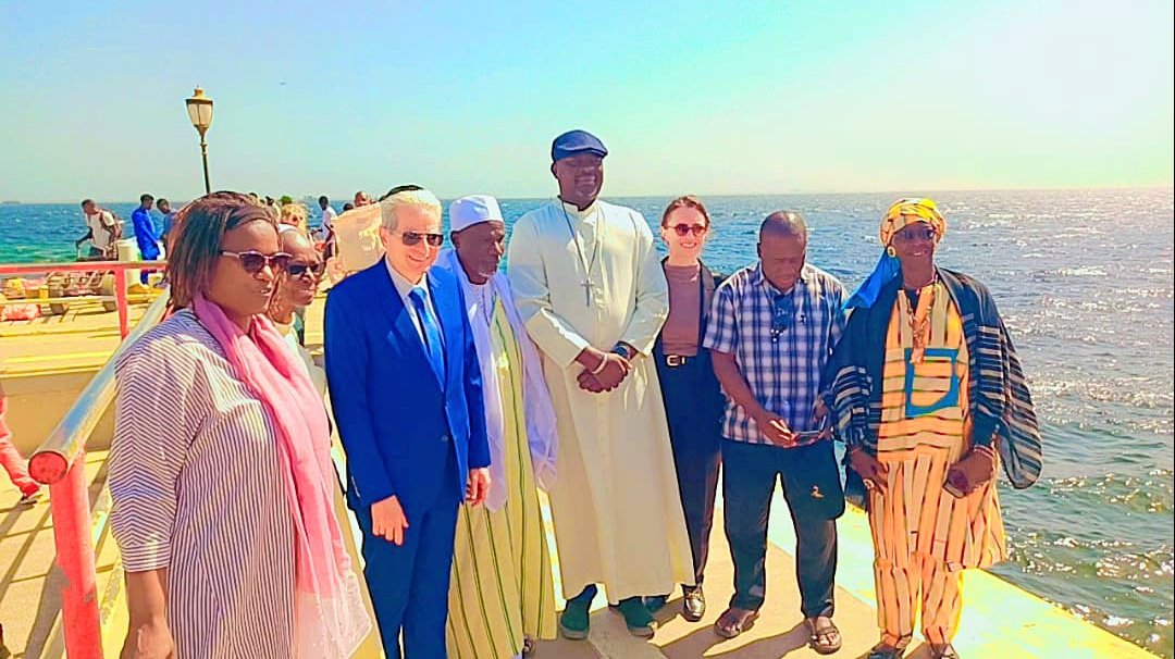 La Commune de l'île de Gorée a eu l'honneur de recevoir ce mercredi 09 avril 2025 à 10h30 le Grand Rabbin Moche Lewin Vice Président de la Conférence des Rabbins Européens, grand défenseur de la laïcité, la Culture et le Dialogue Inter -Religieux.