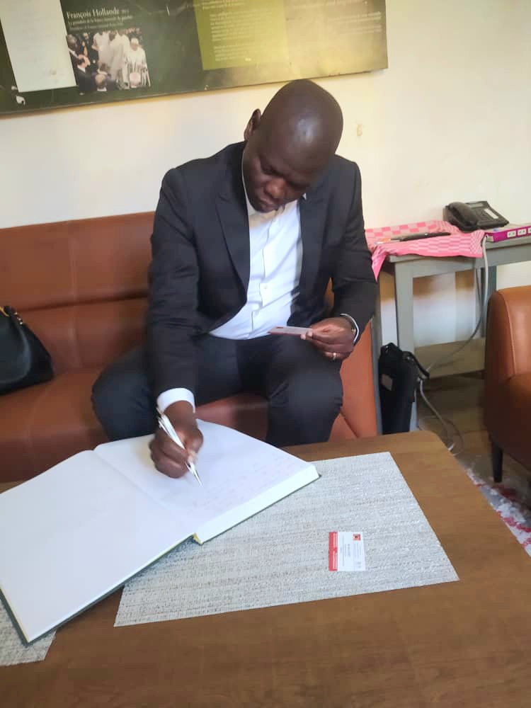 Ce mercredi 09 avril 2025, vers15h00 est arrivé à Gorée, Son Excellence Mr Ronald O. LAMOLA , Ministre des Relations Internationales et de la Coopération de l'Afrique du Sud accompagné de Mme l'ambassadrice du Sénégal en Afrique du Sud.