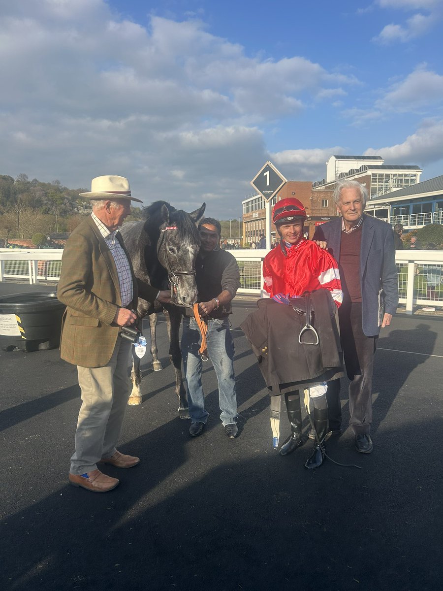 AmyScott22's tweet photo. ⭐️ WINNER ⭐️ DOUBLE RED makes it a winning start for this seasons runners 🥇 Super ride from Dave. Delighted for all connections 🏆 #HenryCandyWinner https://t.co/8HdTqJTGhP