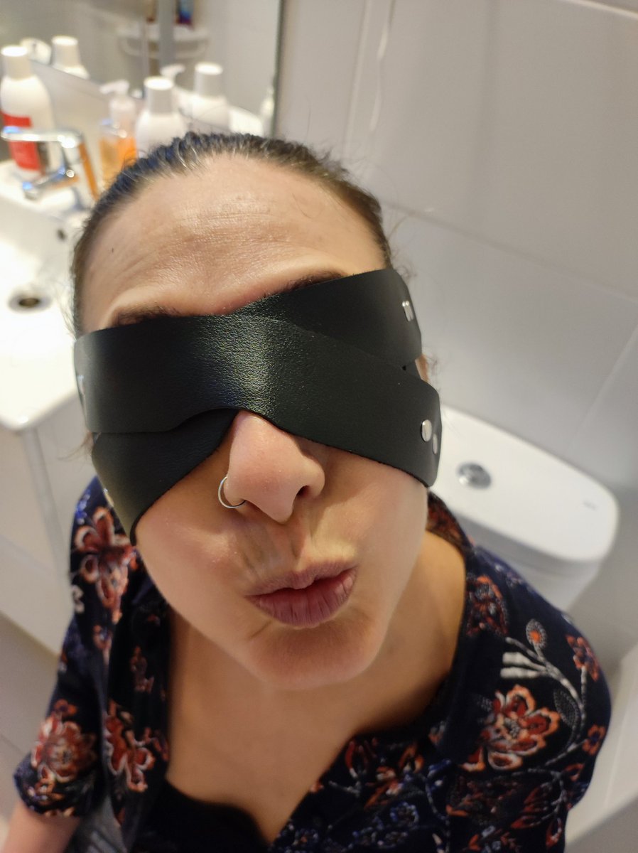 Un tuitero me ha regalado esto, me ha pedido quedar con él, que lo lleve puesto y que esté atada. Qué hago?